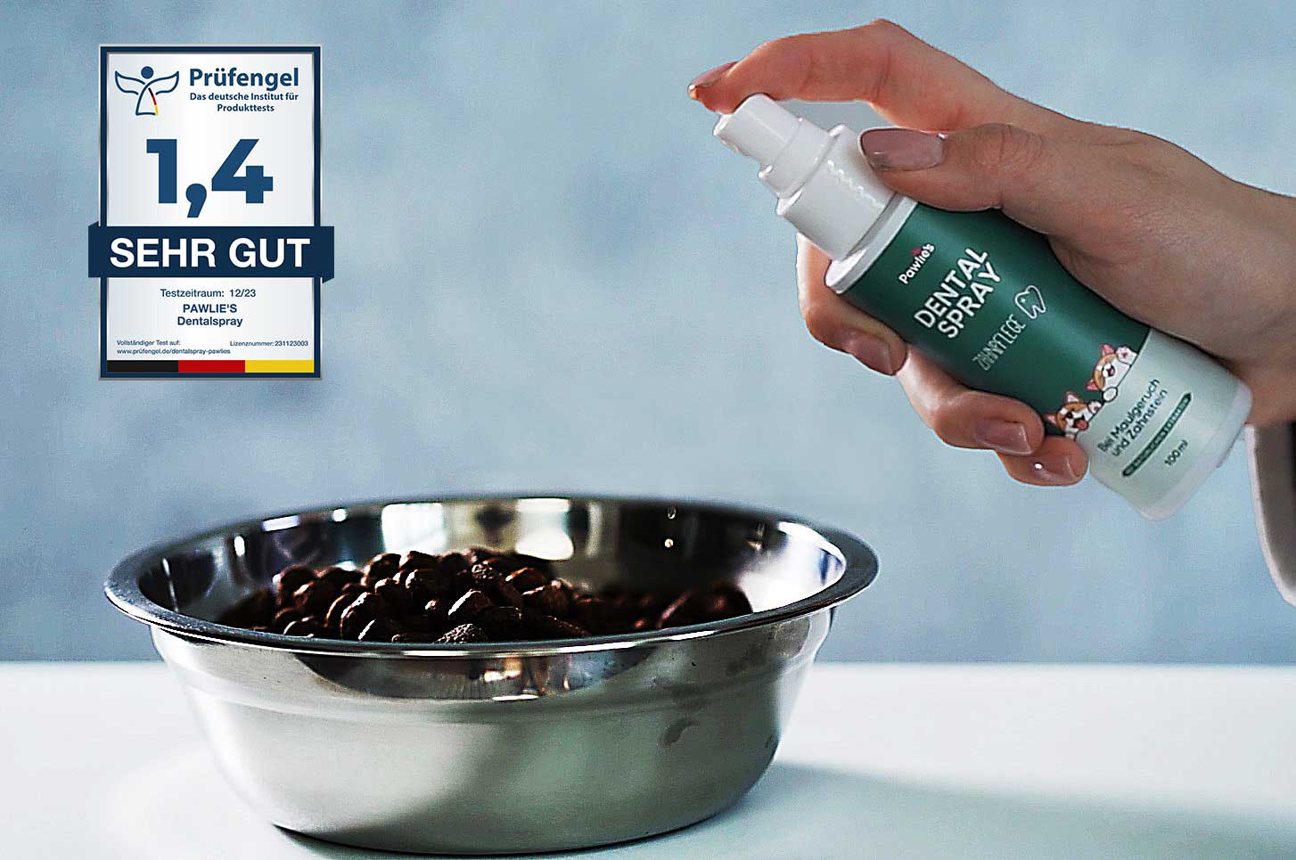 Dentalspray Anwendung beim Hund: einfach ins Maul sprühen