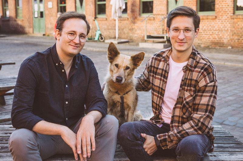 Ben und Basti - Gründer von Pawlie's - mit Hund